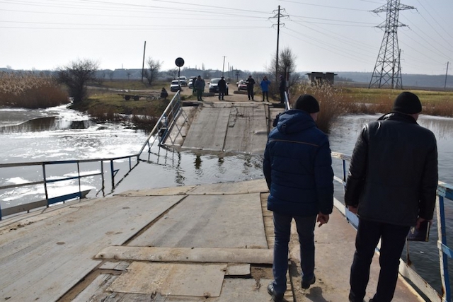 Свежие новости: После проезда фуры в Снигиревке ушел под воду понтонный мост