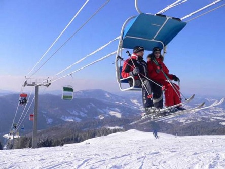 Свежие новости: С поломавшегося в Карпатах подъемника спасатели сняли 32 туриста, в том числе 5 детей