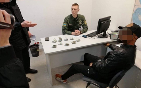 Свежие новости: Украинские пограничники отказались от взяток в $900 и 10 тысяч рублей