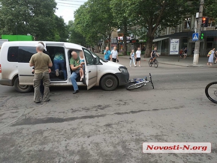 Фото новости: ВИДЕО: В центре Николаева автомобиль сбил подростка на велосипеде Свежие новости: ВИДЕО: В центре Николаева автомобиль сбил подростка на велосипеде
