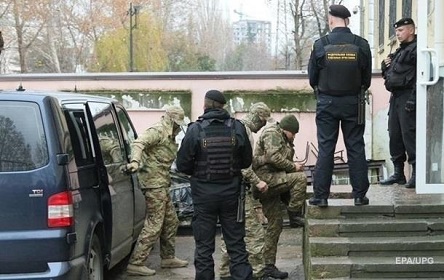 Фото новости: Консулов в РФ допустили к трем украинским морякам Свежие новости: Консулов в РФ допустили к трем украинским морякам