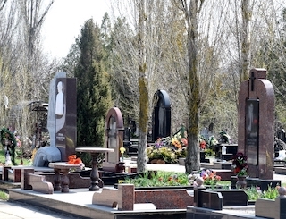 Свежие новости: Поминальні дні: у Миколаєві закликали не чіпати на цвинтарях підозрілі предмети