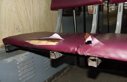 Свежие новости: В Николаеве вандалы за сутки порезали сидения в трех трамваях - один из них впервые вышел на линию после капремонта