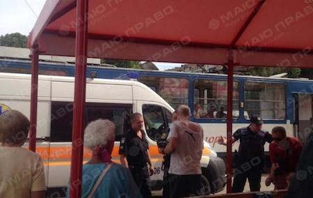 Свежие новости: ВИДЕО: Мужчина выстрелил в женщину во время конфликта на остановке