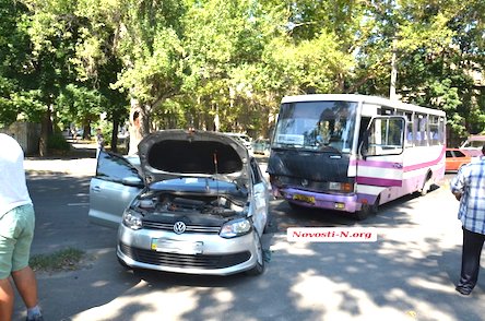 Свежие новости: В центре Николаева автобус на Южноукраинск столкнулся с «Фольксваген»