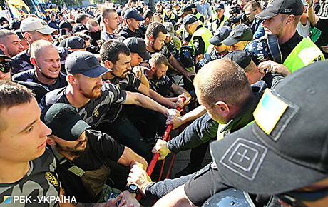 Свежие новости: Возле парламента произошли столкновения между праворадикалами и полицией, есть пострадавшие