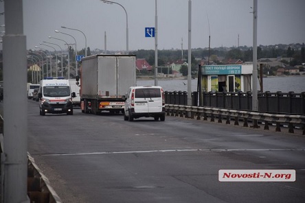 Свежие новости: В Николаеве пенсионерка пыталась сброситься с моста, а после — прыгнуть под машину