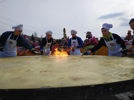 Свежие новости: В Украине испекли рекордно большой блин