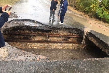 Свежие новости: Из-за дождей в Одесской области обвалился мост