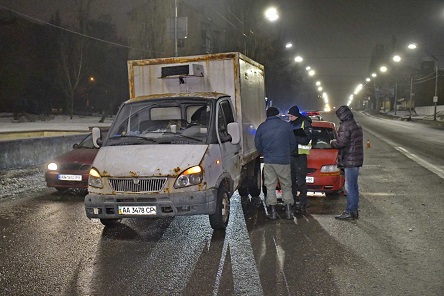 Свежие новости: ВИДЕО: В Киеве Chevrolet протаранил два автомобиля из-за говорливой пассажирки