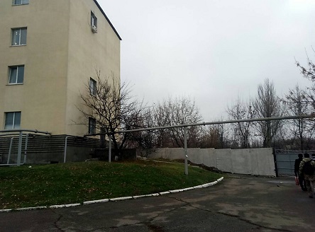 Свежие новости: Жители поселка Горького возмущены, что их забором отгородят от Николаева, а давно обещанный мост через ж/д пути никто не строит