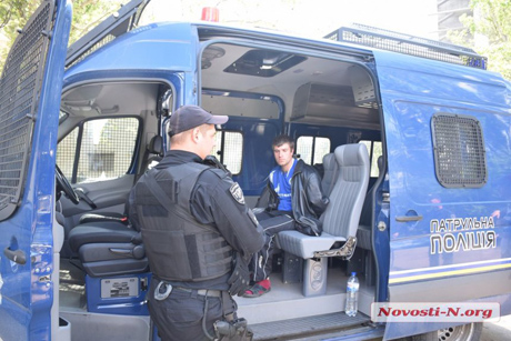 Фото новости: В Николаеве задержали мужчину, разгуливавшего по городу с боевой гранатой Свежие новости: В Николаеве задержали мужчину, разгуливавшего по городу с боевой гранатой