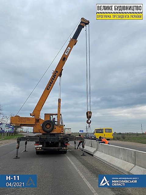 Фото новости: В Николаевской области на участке трассы Н-11 устанавливают парапетное ограждение между полосами движения Свежие новости: В Николаевской области на участке трассы Н-11 устанавливают парапетное ограждение между полосами движения