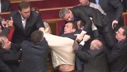 Свежие новости: Дерущиеся украинские нардепы попали в рекламу бельгийского театра