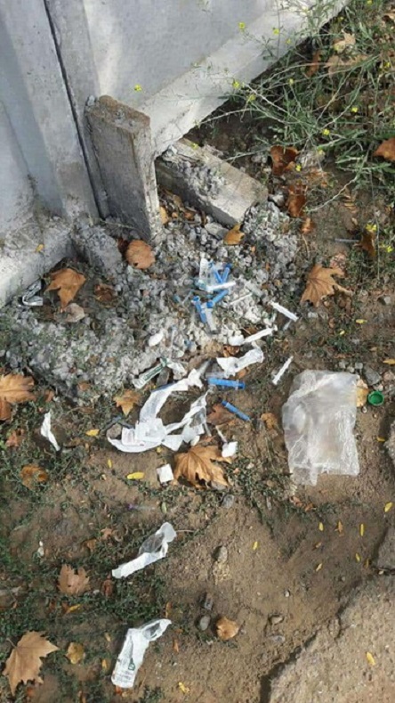 Свежие новости: ВИДЕО: У входа в школу в Корабельном районе жители обнаружили кучу использованных шприцов