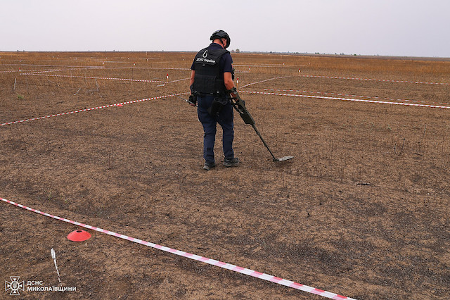 Фото новости: Миколаївщину продовжують розміновувати 12 піротехнічних розрахунків, а також спеціально навчені собаки Свежие новости: Миколаївщину продовжують розміновувати 12 піротехнічних розрахунків, а також спеціально навчені собаки
