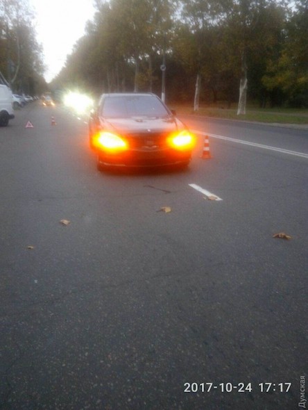 Свежие новости: Возле одесского Дворца спорта «Мерседес» сбил девушку