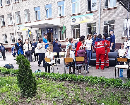 Свежие новости: В Харькове в школе неизвестные распылили перцовый спрей – госпитализировано 15 детей