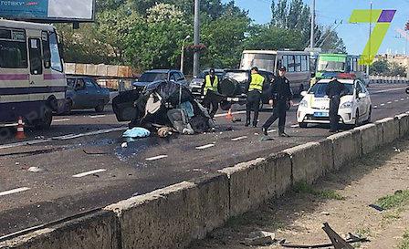 Свежие новости: В Одессе ДТП: «BMW» разорвало пополам – погиб пассажир