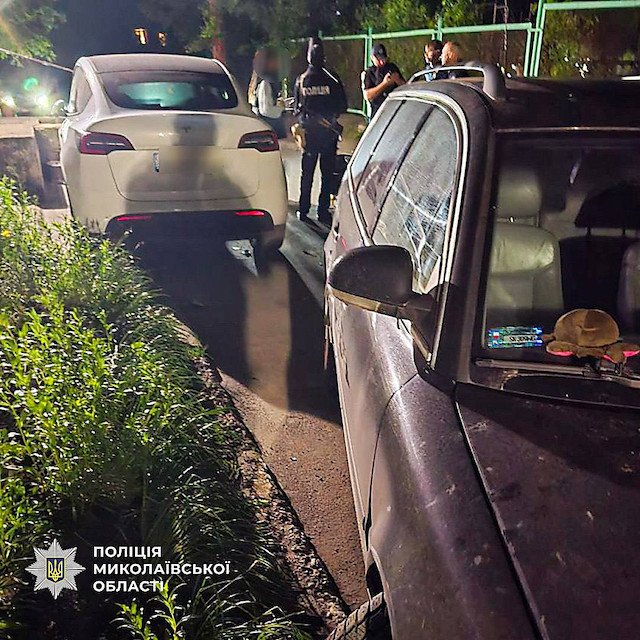 Свежие новости: У Первомайську п’яна водійка Volkswagen протаранила Tesla і втекла з місця ДТП