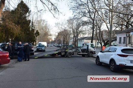 Свежие новости: В Николаеве муж с женой делили машину — улица в центре города оказалась заблокированной
