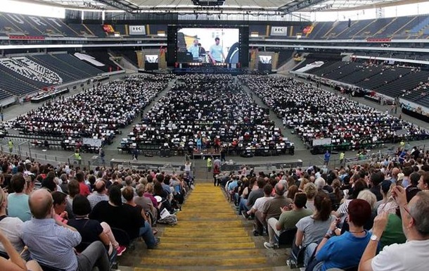 Самый большой оркестр. Самый большой оркестр в мире. Оркестр на стадионе. Самый долгий концерт в мире в Германии.