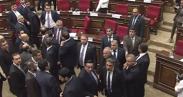 Фото новини: Бійка в парламенті Вірменії: Пашинян підтримав депутатів, які кидалися стільцями Свіжі новини: Бійка в парламенті Вірменії: Пашинян підтримав депутатів, які кидалися стільцями