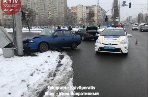 Свежие новости: На столичной Троещине автомобиль снес светофор: образовалась пробка