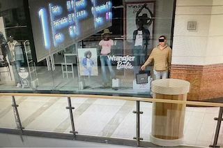 Свежие новости: У Польщі чоловік видавав себе за манекен, щоб обікрасти магазин