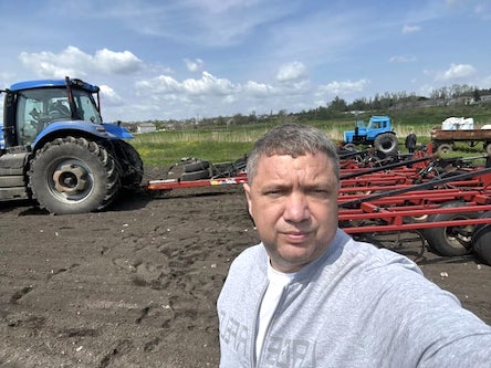 Фото новости: Миколаївський депутат-аграрій, який підірвався на російській міні, знов вийшов у поле Свежие новости: Миколаївський депутат-аграрій, який підірвався на російській міні, знов вийшов у поле