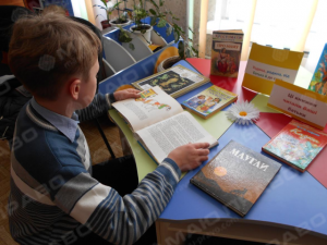 Фото новости: Южноукраїнська бібліотека провела акцію читаючої родини «Родина, родина, від батька й до сина..» Свежие новости: Южноукраїнська бібліотека провела акцію читаючої родини «Родина, родина, від батька й до сина..»