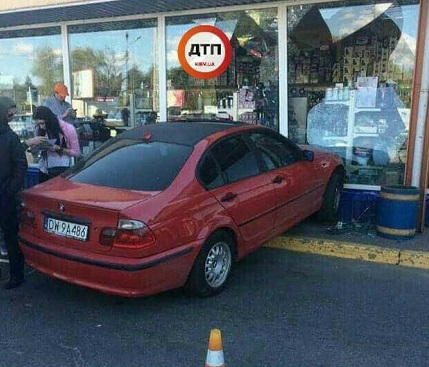 Свежие новости: В Киеве девушка протаранила 4 авто на паркинге и остановилась в витрине Эпицентра из-за каблуков