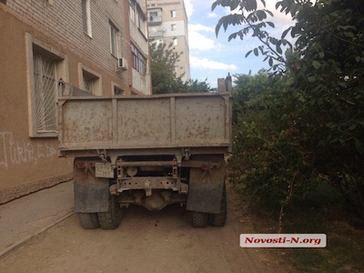 Фото новости: В Николаеве первоклассник погиб под колесами грузовика Свежие новости: В Николаеве первоклассник погиб под колесами грузовика