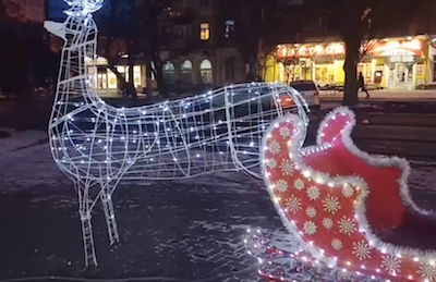 Свежие новости: В Николаеве, за фото с новогодним оленем на площади, продавцы требуют с горожан оплату