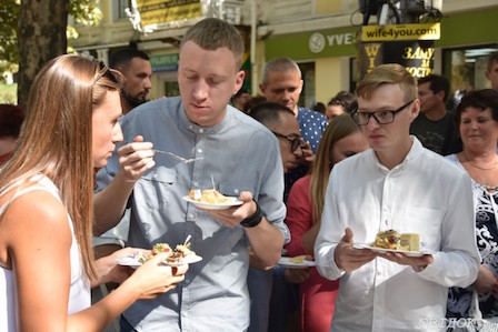 Свежие новости: Фоторепортаж: В Николаеве выбрали сладкий символ города