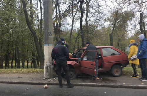 Свежие новости: В Николаеве женщина за рулем «Таврии» врезалась в столб: пострадавшую деблокировали спасатели
