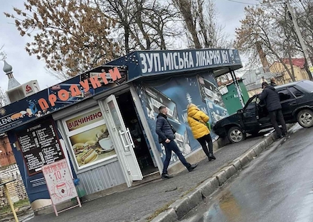 Свежие новости: В Николаеве авто врезался в троллейбусную остановку