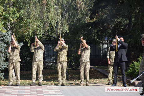 Свежие новости: На молебне в память о жертвах АТО губернатор взял автомат у военного и стрелял вместе с почетным караулом