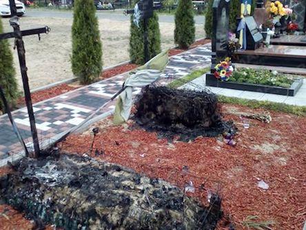 Свежие новости: На кладбище в Ирпене неизвестные сожгли могилы бойцов АТО