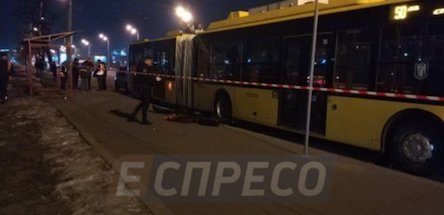 Свежие новости: В Киеве под колесами троллейбуса погиб работник