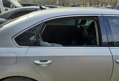 Свежие новости: В Николаеве упавшая рекламная вывеска повредила автомобили