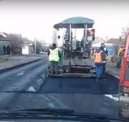 Свежие новости: ВИДЕО: В Николаеве в грязь укладывают асфальт