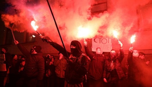 Свежие новости: В Киеве проходит протест под Офисом президента: демонстранты жгут файеры