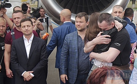 Свежие новости: Президент Зеленский заявил, что обмен – это выполнение первого этапа его договорённостей с Путиным