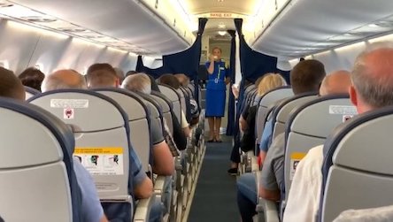 Свежие новости: День независимости в небе: украинская стюардесса исполнила гимн во время полета. ВИДЕО