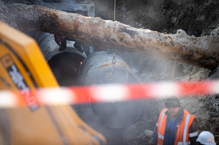 Свежие новости: В центре Николаева прорвало трубу: на дороге бил фонтан высотой в несколько метров