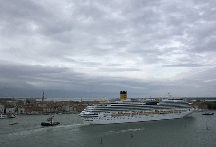 Свежие новости: В Италии задержали круизный лайнер с 6 тысячами пассажиров, из-за подозрения на коронавирус в 2 пассажиров