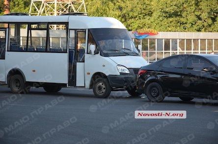 Свежие новости: В Николаеве столкнулись маршрутка и легковой автомобиль