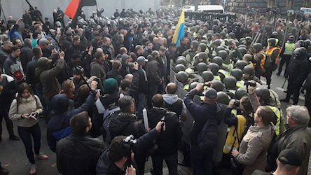 Свежие новости: Митингующие под Радой создают военное и гражданское крыло