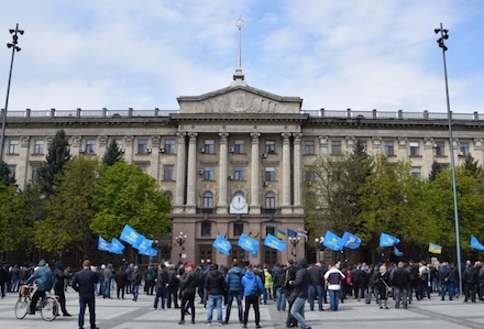Свежие новости: В Николаеве митингующие сломали ворота и двери в здании горсовета